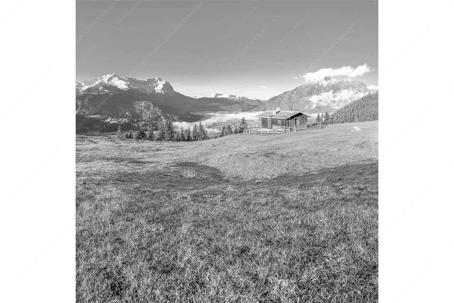 Ein Morgen an der Eckenhütte – Seitenverhältnis 1:1 — Garmisch-Partenkirchen mit Zugspitze und Kramer Sonnenaufgang an der Eckenhütte mit Blick zum Zugspitzmassiv