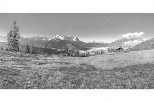 Sonnenaufgang an der Eckenhütte mit Blick zum Zugspitzmassiv - Ein Morgen an der Eckenhütte - Seitenverhältnis 2:1 - Garmisch-Partenkirchen mit Zugspitze und Kramer - weitere Infos unter https://www.kriner-weiermann.de