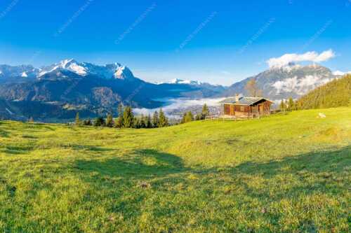 Sonnenaufgang an der Eckenhütte mit Blick zum Zugspitzmassiv - Ein Morgen an der Eckenhütte - Seitenverhältnis 3:2 - Garmisch-Partenkirchen mit Zugspitze und Kramer - weitere Infos unter https://www.kriner-weiermann.de