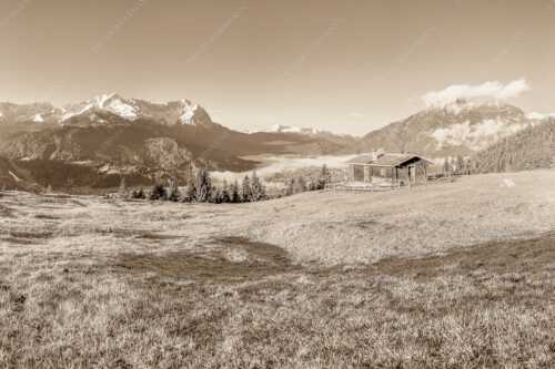 Sonnenaufgang an der Eckenhütte mit Blick zum Zugspitzmassiv - Ein Morgen an der Eckenhütte - Seitenverhältnis 3:2 - Garmisch-Partenkirchen mit Zugspitze und Kramer - weitere Infos unter https://www.kriner-weiermann.de