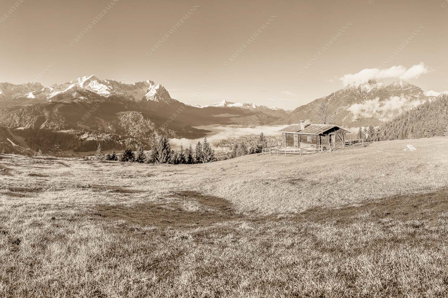 Sonnenaufgang an der Eckenhütte mit Blick zum Zugspitzmassiv