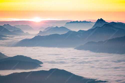 Blick von der Weilheimer Hütte nach Osten - Ein neuer Tag - Seitenverhältnis 3:2 - Sonnenaufgang am Krottenkopf - weitere Infos unter https://www.kriner-weiermann.de