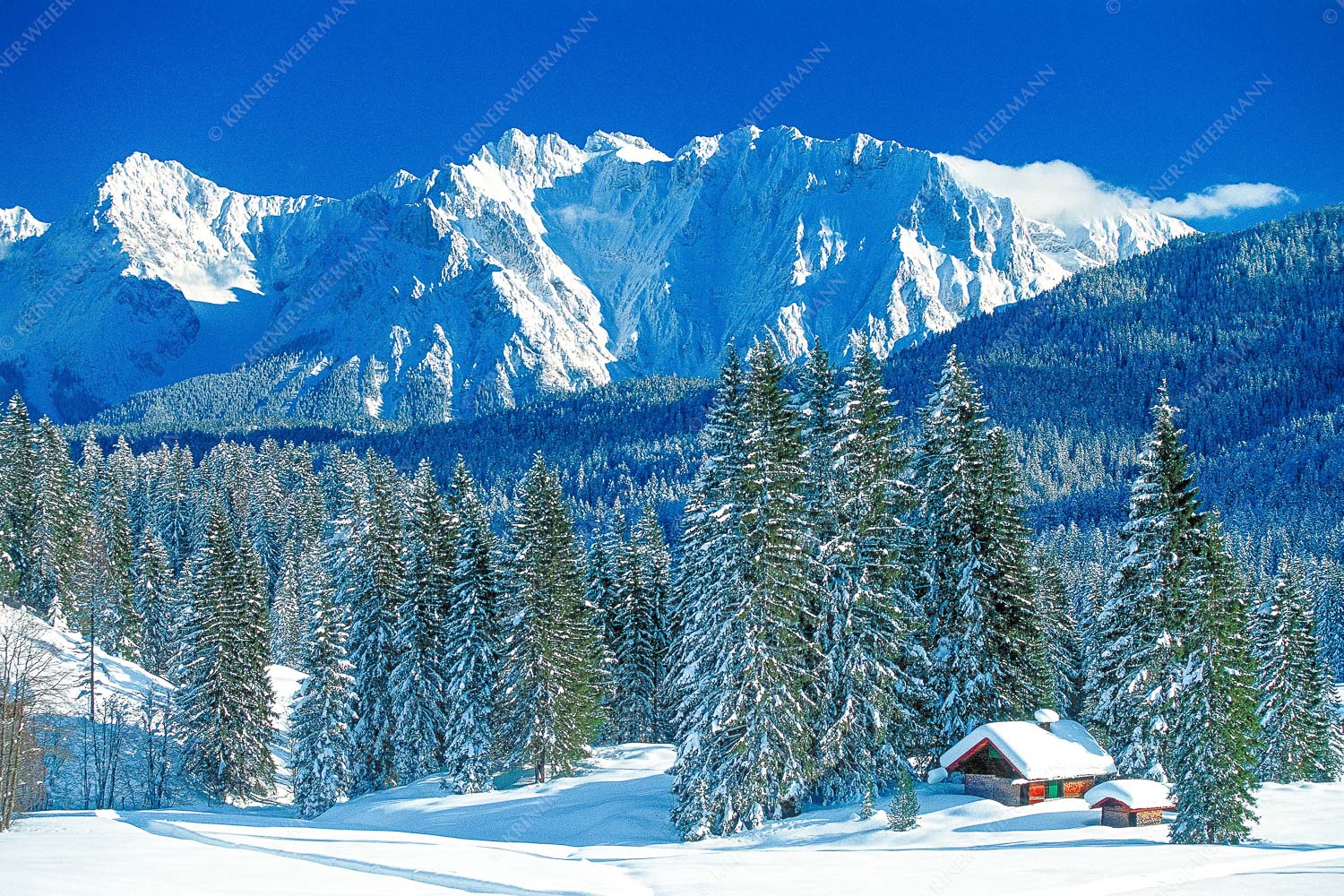 Eingschneit – Seitenverhältnis 3:2 — Hütte mit Karwendel Blick über Winterwald bei Elmau zum Karwendelgebirge