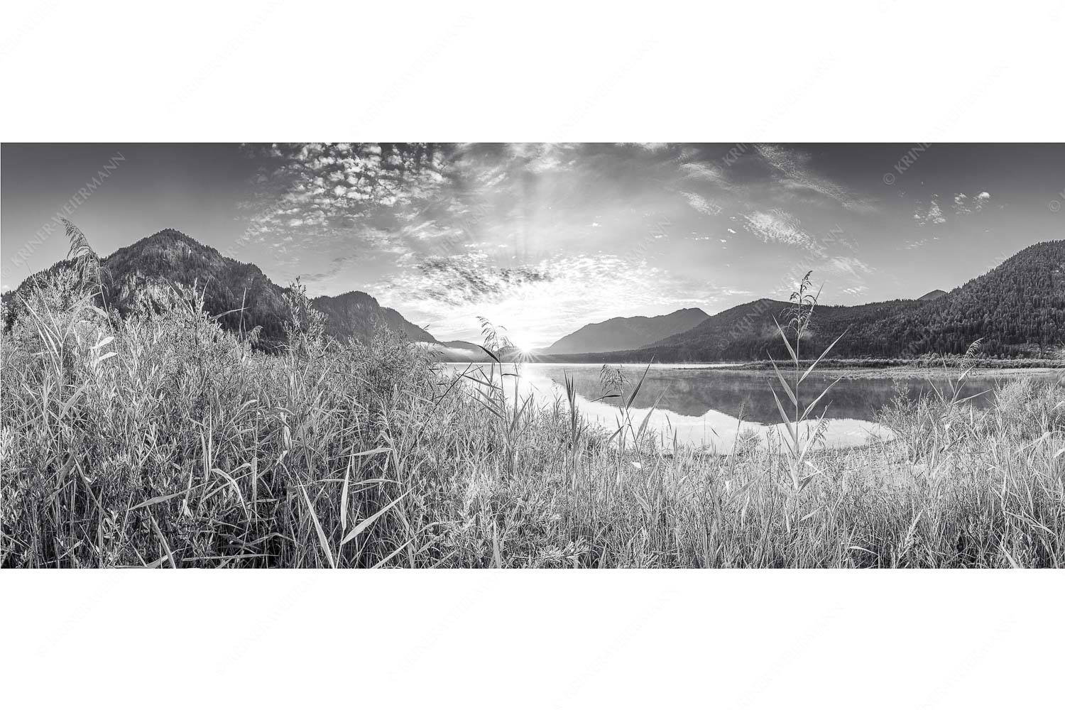 Einsamer Sommermorgen – Seitenverhältnis 2,5:1 — Silvensteinsee Blick über den Silvensteinsee zum Sonnenaufgang