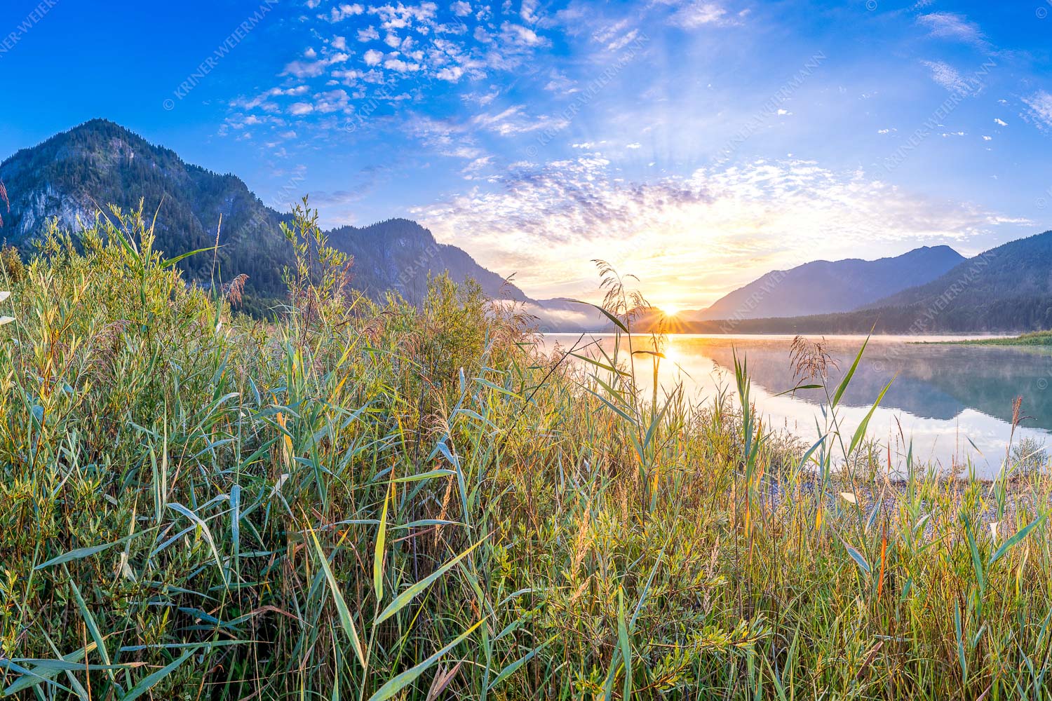 Einsamer Sommermorgen – Seitenverhältnis 3:2 — Silvensteinsee Blick über den Silvensteinsee zum Sonnenaufgang