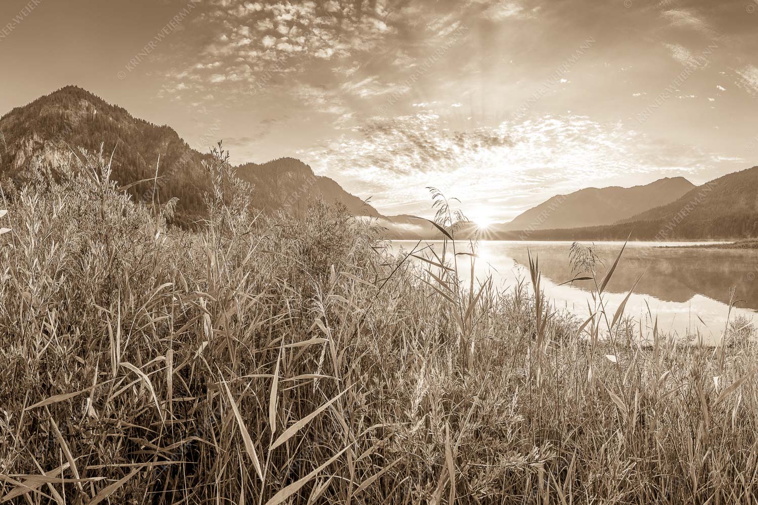 Einsamer Sommermorgen – Seitenverhältnis 3:2 — Silvensteinsee Blick über den Silvensteinsee zum Sonnenaufgang