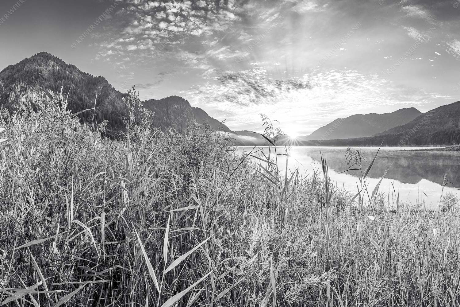 Einsamer Sommermorgen – Seitenverhältnis 3:2 — Silvensteinsee Blick über den Silvensteinsee zum Sonnenaufgang
