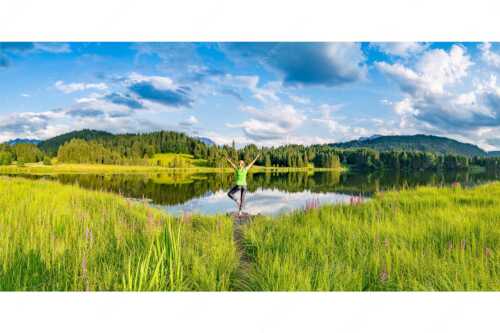 Yoga am Geroldsee mit Blick zum Wetterstein, Karwendel und Soierngebirge - Einswerden - Seitenverhältnis 2:1 - Geroldsee Yoga - weitere Infos unter https://www.kriner-weiermann.de