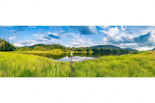 Yoga am Geroldsee mit Blick zum Wetterstein, Karwendel und Soierngebirge - Einswerden - Seitenverhältnis 3:1 - Geroldsee Yoga - weitere Infos unter https://www.kriner-weiermann.de