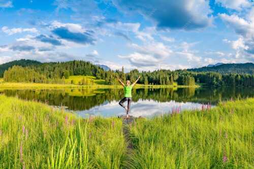 Yoga am Geroldsee mit Blick zum Wetterstein, Karwendel und Soierngebirge - Einswerden - Seitenverhältnis 3:2 - Geroldsee Yoga - weitere Infos unter https://www.kriner-weiermann.de