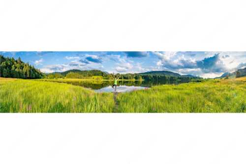 Yoga am Geroldsee mit Blick zum Wetterstein, Karwendel und Soierngebirge - Einswerden - Seitenverhältnis 4:1 - Geroldsee Yoga - weitere Infos unter https://www.kriner-weiermann.de