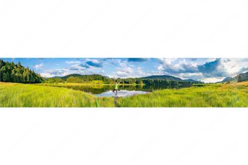 Yoga am Geroldsee mit Blick zum Wetterstein, Karwendel und Soierngebirge - Einswerden - Seitenverhältnis 5:1 - Geroldsee Yoga - weitere Infos unter https://www.kriner-weiermann.de