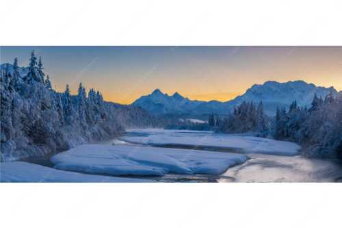 Blick über die verschneite Isar zu den Arnspitzen und ins Wettersteingebirge - Eisige Idylle - Seitenverhältnis 2,5:1 - Isar Winter Arnspitze und Wetterstein - weitere Infos unter https://www.kriner-weiermann.de