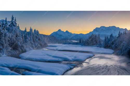 Blick über die verschneite Isar zu den Arnspitzen und ins Wettersteingebirge - Eisige Idylle - Seitenverhältnis 2:1 - Isar Winter Arnspitze und Wetterstein - weitere Infos unter https://www.kriner-weiermann.de