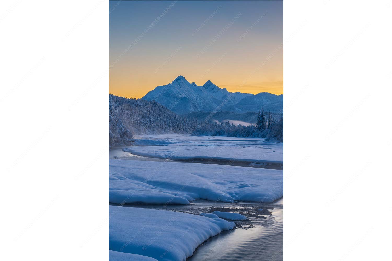 Blick über die verschneite Isar zu den Arnspitzen und ins Wettersteingebirge