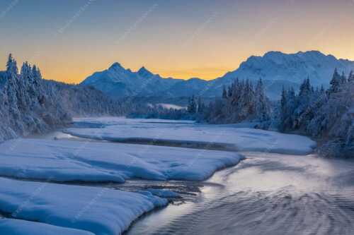 Blick über die verschneite Isar zu den Arnspitzen und ins Wettersteingebirge - Eisige Idylle - Seitenverhältnis 3:2 - Isar Winter Arnspitze und Wetterstein - weitere Infos unter https://www.kriner-weiermann.de