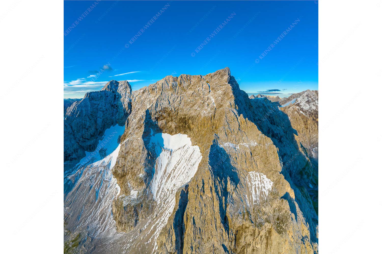 Spritzkar- und Eiskarlspitze im ersten Tageslicht mit erstem Schnee im August