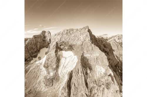 Spritzkar- und Eiskarlspitze im ersten Tageslicht mit erstem Schnee im August - Eiskarln - Seitenverhältnis 1:1 - Eiskarlspitze im Karwendel - weitere Infos unter https://www.kriner-weiermann.de