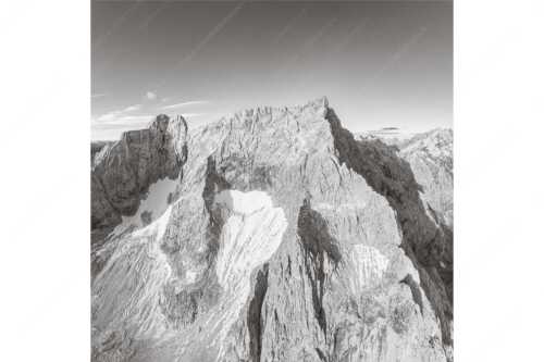 Spritzkar- und Eiskarlspitze im ersten Tageslicht mit erstem Schnee im August - Eiskarln - Seitenverhältnis 1:1 - Eiskarlspitze im Karwendel - weitere Infos unter https://www.kriner-weiermann.de