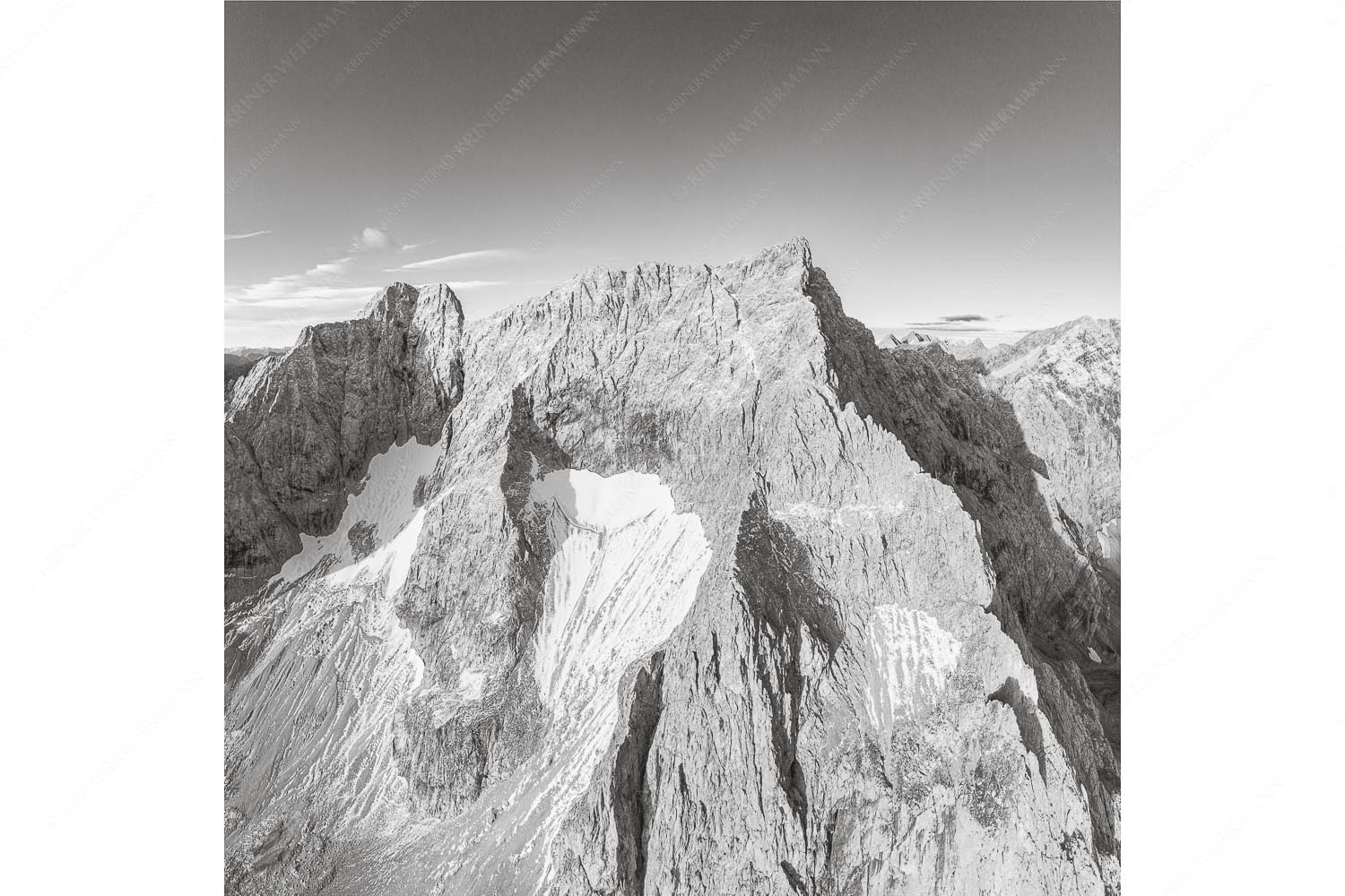 Eiskarln – Seitenverhältnis 1:1 — Eiskarlspitze im Karwendel Spritzkar- und Eiskarlspitze im ersten Tageslicht mit erstem Schnee im August
