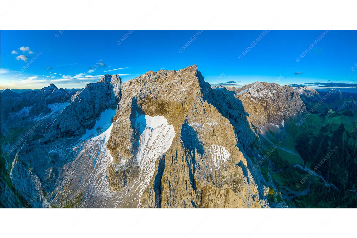 Eiskarln – Seitenverhältnis 2:1 — Eiskarlspitze im Karwendel Spritzkar- und Eiskarlspitze im ersten Tageslicht mit erstem Schnee im August