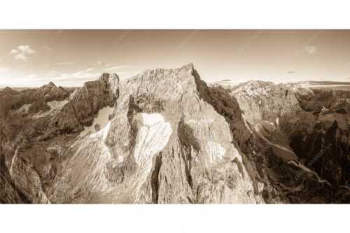 Spritzkar- und Eiskarlspitze im ersten Tageslicht mit erstem Schnee im August - Eiskarln - Seitenverhältnis 2:1 - Eiskarlspitze im Karwendel - weitere Infos unter https://www.kriner-weiermann.de