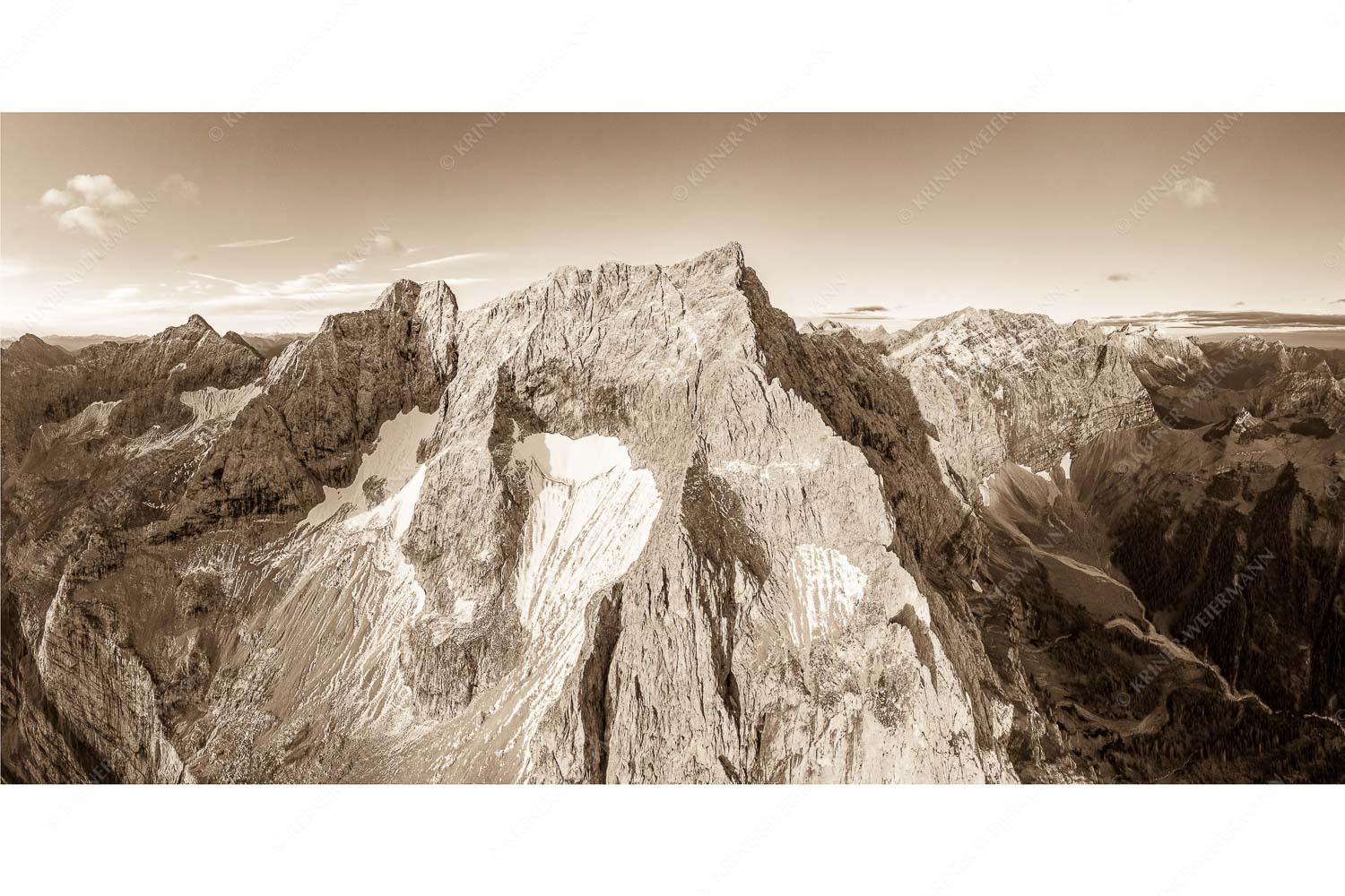 Eiskarln – Seitenverhältnis 2:1 — Eiskarlspitze im Karwendel Spritzkar- und Eiskarlspitze im ersten Tageslicht mit erstem Schnee im August