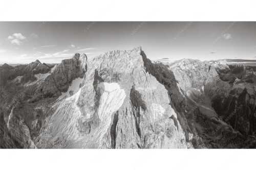 Spritzkar- und Eiskarlspitze im ersten Tageslicht mit erstem Schnee im August - Eiskarln - Seitenverhältnis 2:1 - Eiskarlspitze im Karwendel - weitere Infos unter https://www.kriner-weiermann.de