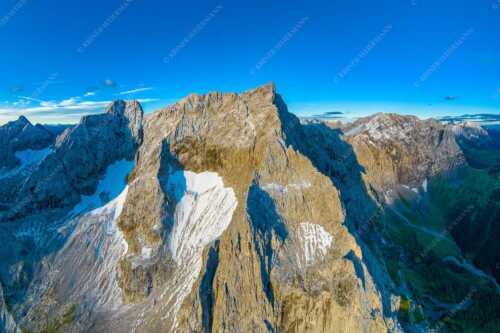 Spritzkar- und Eiskarlspitze im ersten Tageslicht mit erstem Schnee im August - Eiskarln - Seitenverhältnis 3:2 - Eiskarlspitze im Karwendel - weitere Infos unter https://www.kriner-weiermann.de