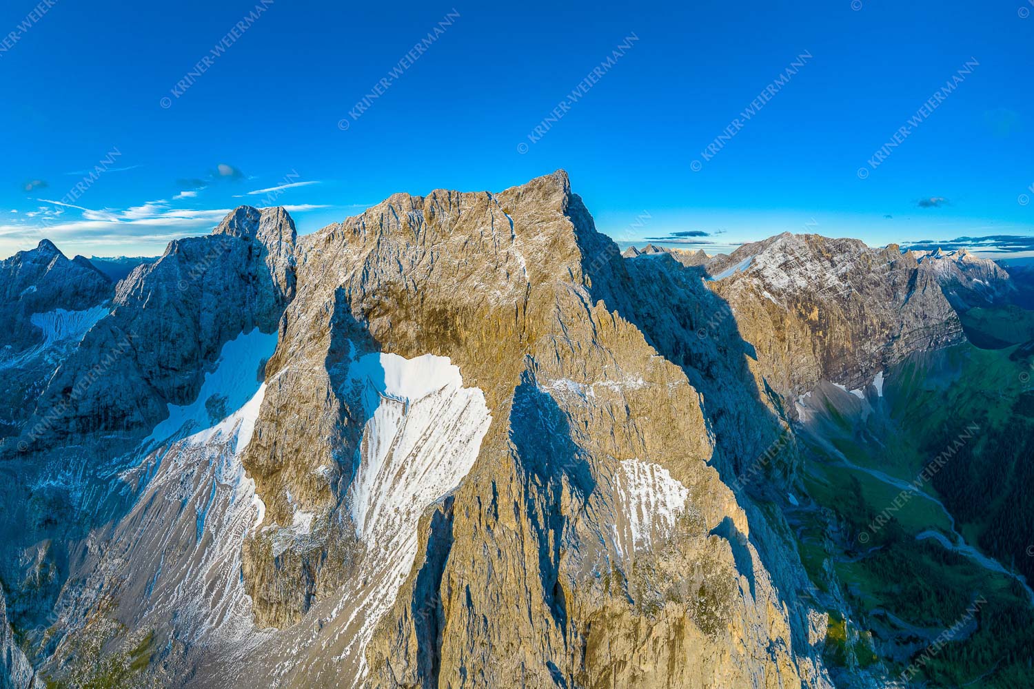 Spritzkar- und Eiskarlspitze im ersten Tageslicht mit erstem Schnee im August