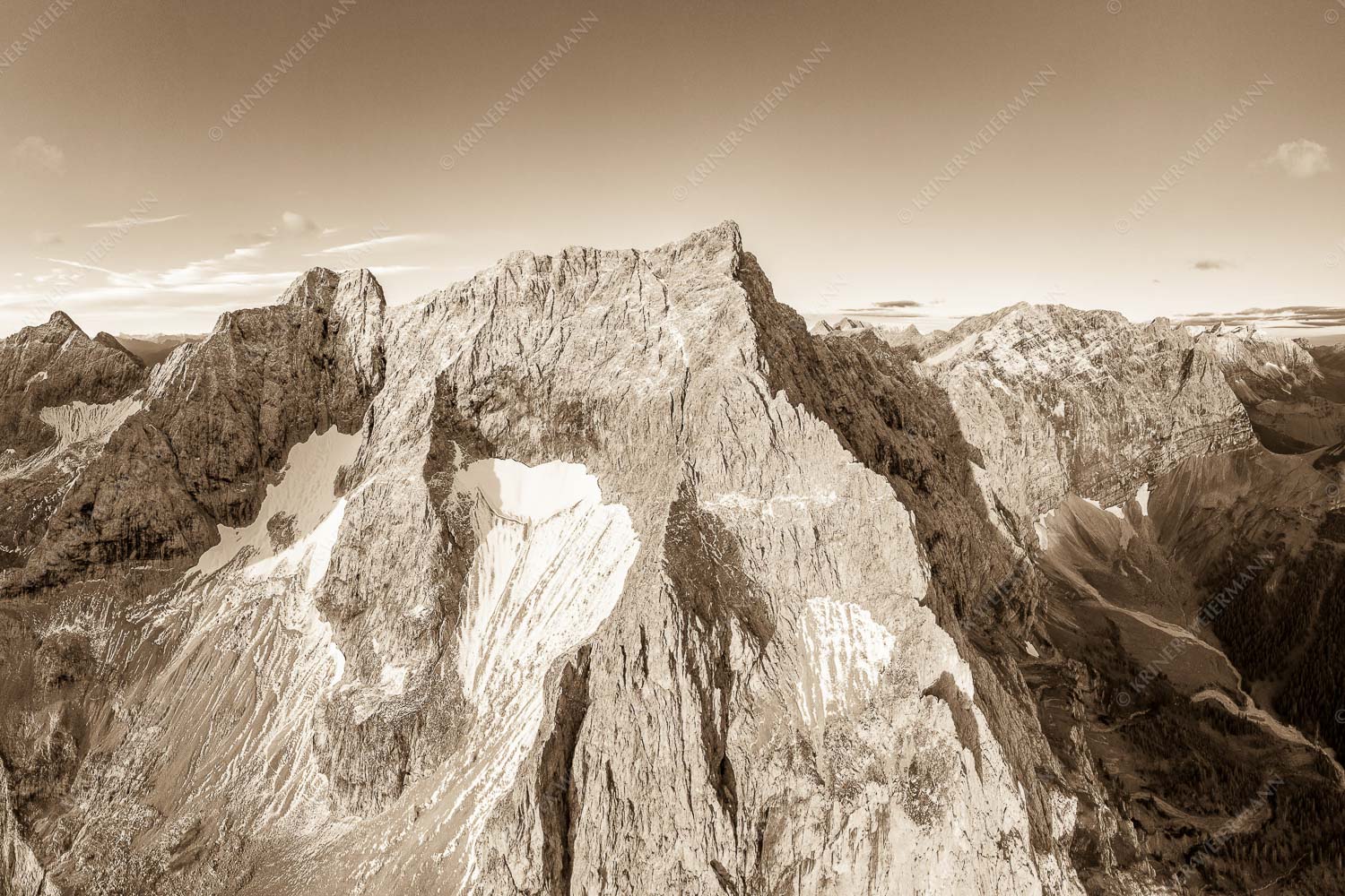 Eiskarln – Seitenverhältnis 3:2 — Eiskarlspitze im Karwendel Spritzkar- und Eiskarlspitze im ersten Tageslicht mit erstem Schnee im August