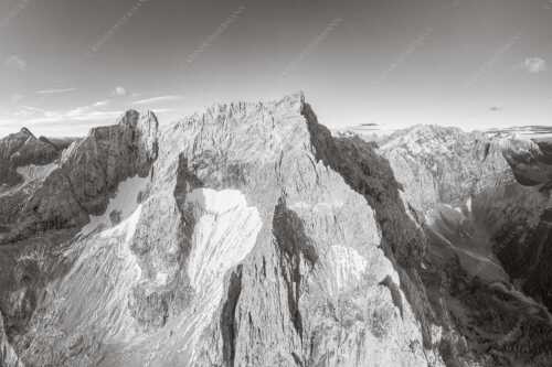 Spritzkar- und Eiskarlspitze im ersten Tageslicht mit erstem Schnee im August - Eiskarln - Seitenverhältnis 3:2 - Eiskarlspitze im Karwendel - weitere Infos unter https://www.kriner-weiermann.de