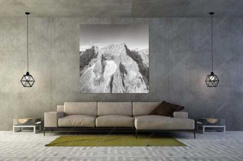 Spritzkar- und Eiskarlspitze im ersten Tageslicht mit erstem Schnee im August - Eiskarln - Größe ca. 160x160cm, Seitenverhältnis 1:1 - Eiskarlspitze im Karwendel - weitere Infos unter https://www.kriner-weiermann.de
