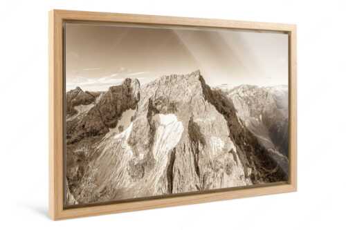 Spritzkar- und Eiskarlspitze im ersten Tageslicht mit erstem Schnee im August - Eiskarln - Foto im Schattenfugen-Rahmen - Eiskarlspitze im Karwendel - weitere Infos unter https://www.kriner-weiermann.de