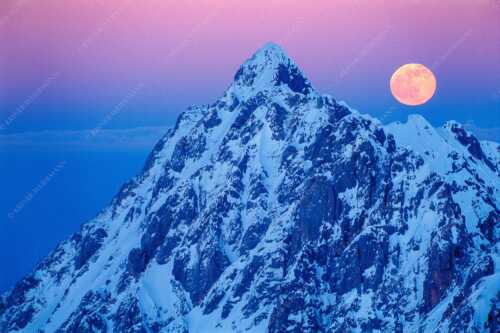 Winterlicher Mondaufgang über Wörner im Karwendelgebirge - Eismond - Seitenverhältnis 3:2 - Wörner mit Vollmond - weitere Infos unter https://www.kriner-weiermann.de
