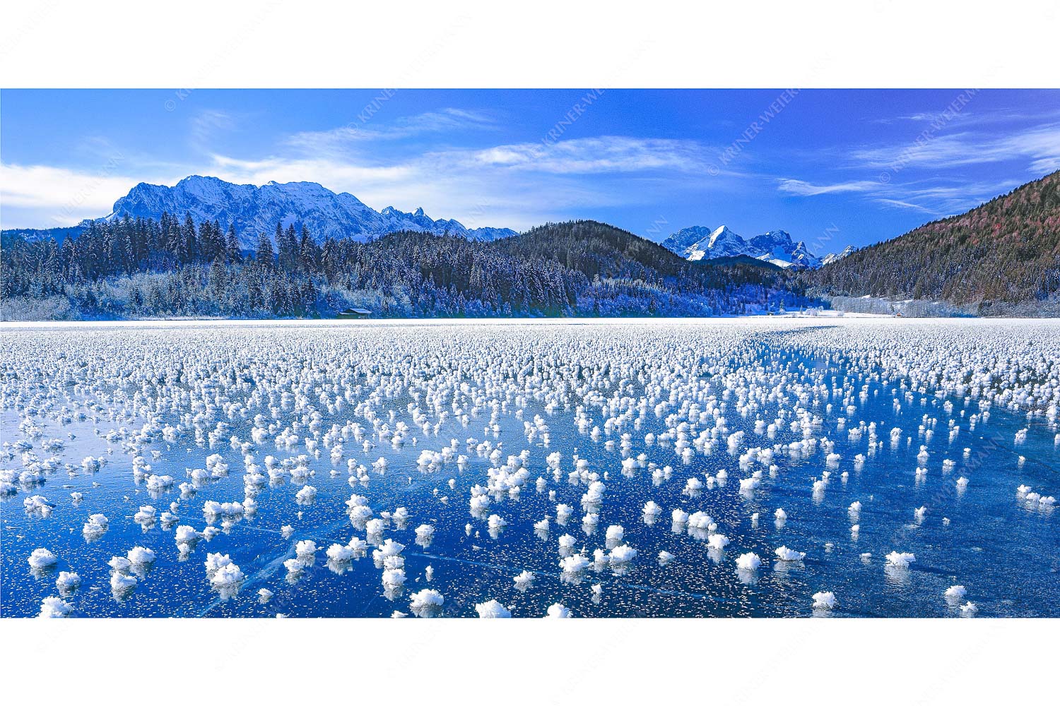 Eisrosen – Seitenverhältnis 2:1 — Eiskristalle auf Barmsee Eisblumen am Barmsee mit Blick zum Wettersteingebirge mit Zugspitzmassiv