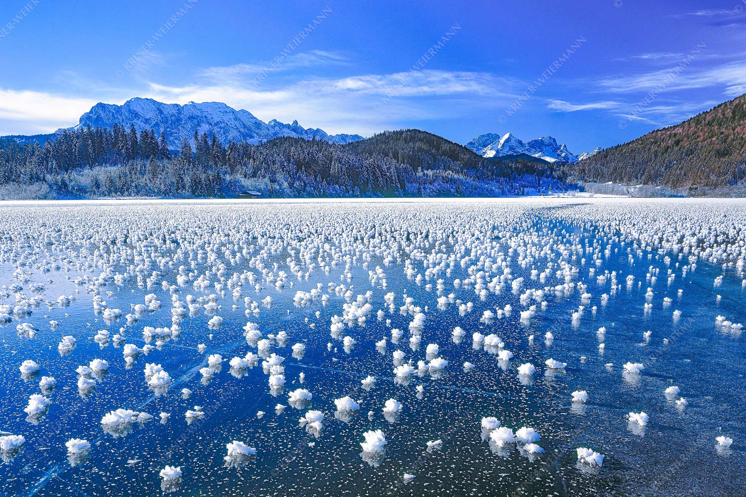 Eisrosen – Seitenverhältnis 3:2 — Eiskristalle auf Barmsee Eisblumen am Barmsee mit Blick zum Wettersteingebirge mit Zugspitzmassiv