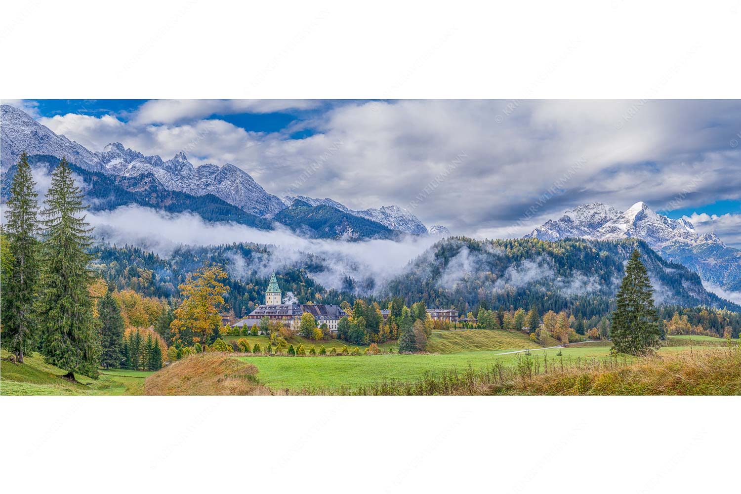 Wie im Märchen liegt das Schloss, umgeben von Wald und unzähligen Gipeln