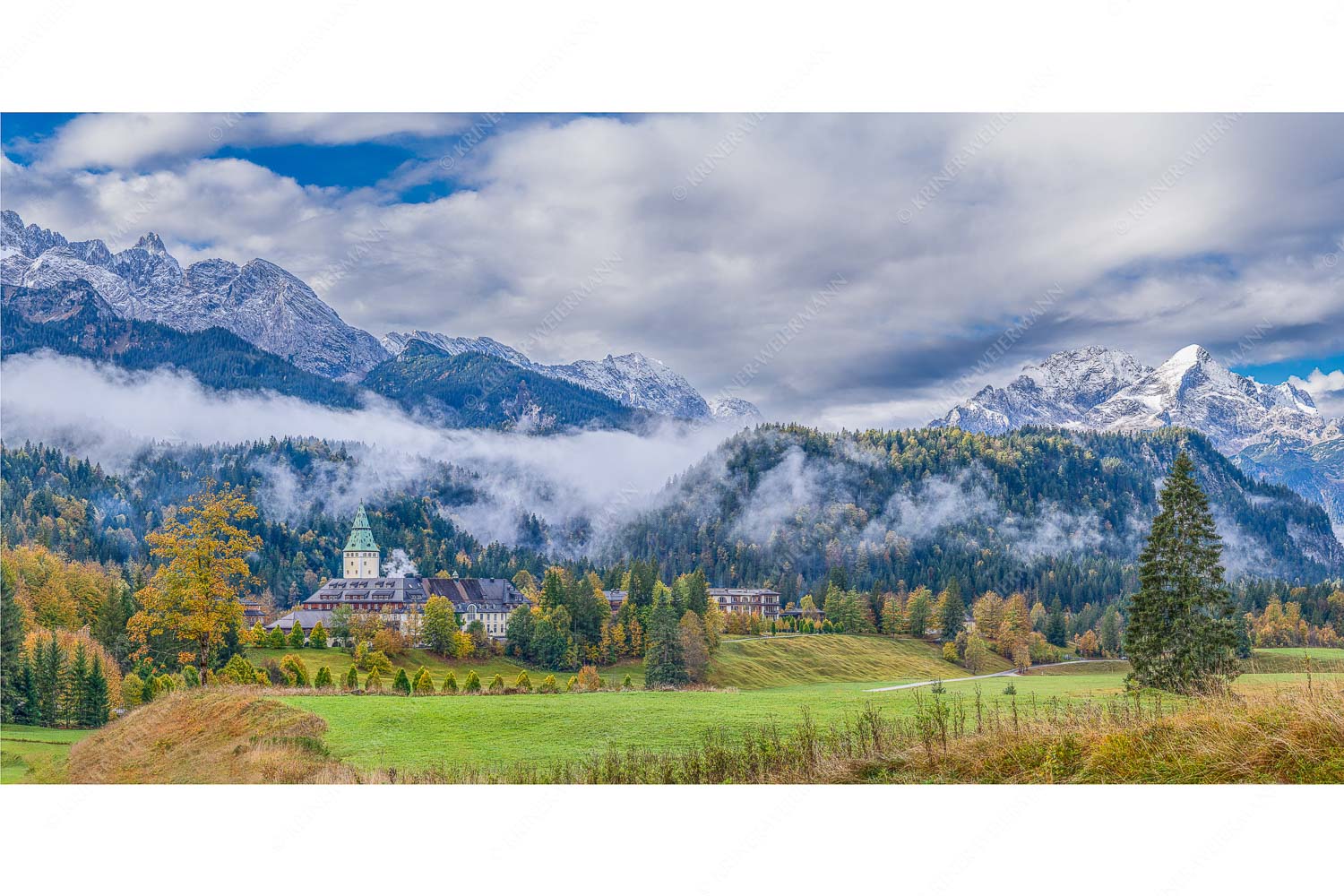 Elmau – Seitenverhältnis 2:1 — Schloss Elmau im Wetterstein Wie im Märchen liegt das Schloss, umgeben von Wald und unzähligen Gipeln