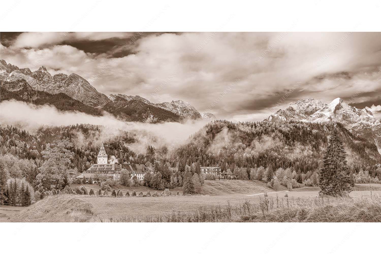 Elmau – Seitenverhältnis 2:1 — Schloss Elmau im Wetterstein Wie im Märchen liegt das Schloss, umgeben von Wald und unzähligen Gipeln