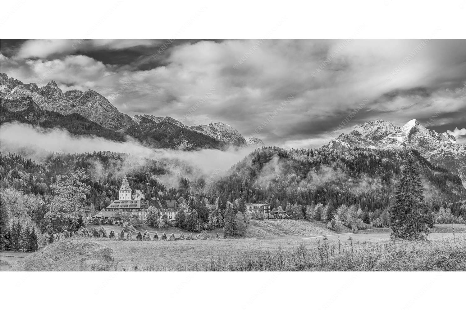 Elmau – Seitenverhältnis 2:1 — Schloss Elmau im Wetterstein Wie im Märchen liegt das Schloss, umgeben von Wald und unzähligen Gipeln