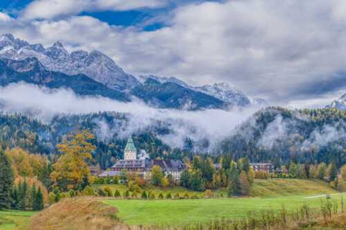 Wie im Märchen liegt das Schloss, umgeben von Wald und unzähligen Gipeln - Elmau - Seitenverhältnis 3:2 - Schloss Elmau im Wetterstein - weitere Infos unter https://www.kriner-weiermann.de