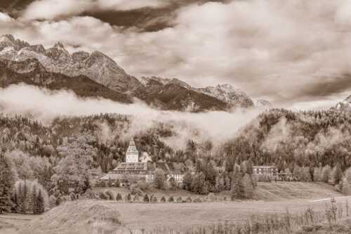 Wie im Märchen liegt das Schloss, umgeben von Wald und unzähligen Gipeln - Elmau - Seitenverhältnis 3:2 - Schloss Elmau im Wetterstein - weitere Infos unter https://www.kriner-weiermann.de