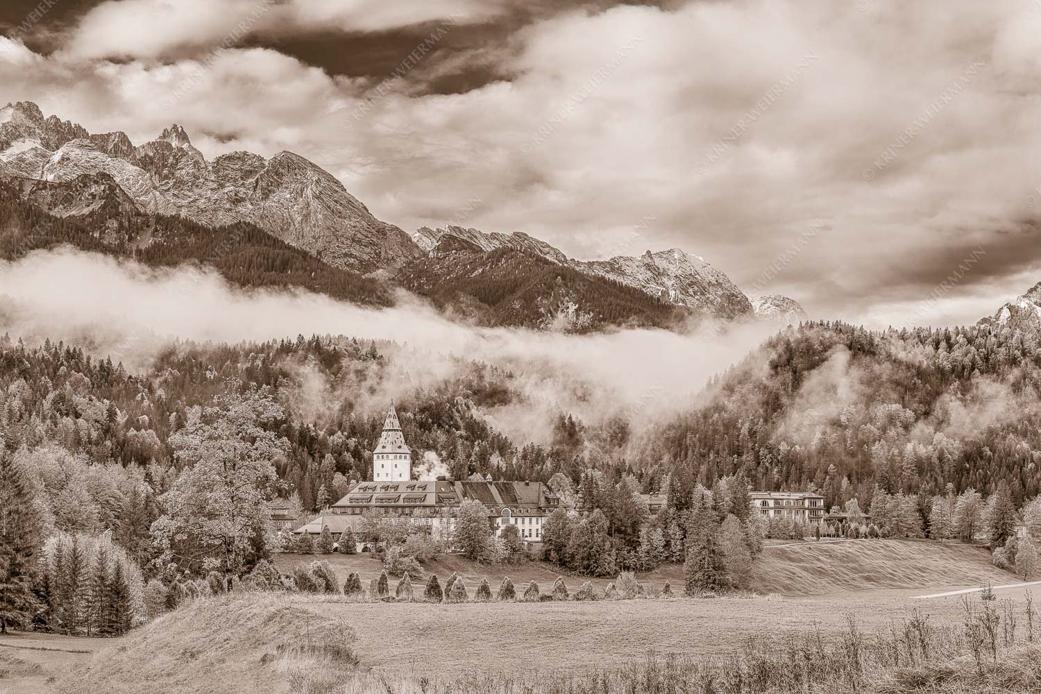Elmau – Seitenverhältnis 3:2 — Schloss Elmau im Wetterstein Wie im Märchen liegt das Schloss, umgeben von Wald und unzähligen Gipeln