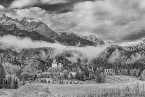 Wie im Märchen liegt das Schloss, umgeben von Wald und unzähligen Gipeln - Elmau - Seitenverhältnis 3:2 - Schloss Elmau im Wetterstein - weitere Infos unter https://www.kriner-weiermann.de