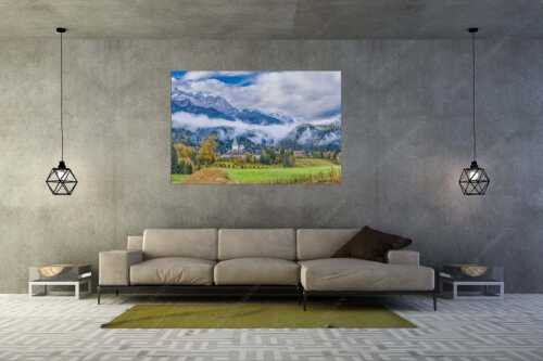 Wie im Märchen liegt das Schloss, umgeben von Wald und unzähligen Gipeln - Elmau - Größe ca. 180x120cm, Seitenverhältnis 3:2 - Schloss Elmau im Wetterstein - weitere Infos unter https://www.kriner-weiermann.de