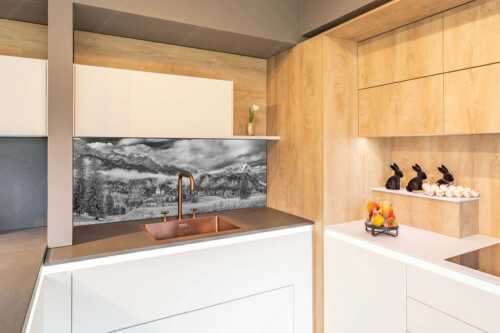 Wie im Märchen liegt das Schloss, umgeben von Wald und unzähligen Gipeln - Elmau - Größe ca. 150x60cm, Seitenverhältnis 2,5:1 - Schloss Elmau im Wetterstein - weitere Infos unter https://www.kriner-weiermann.de