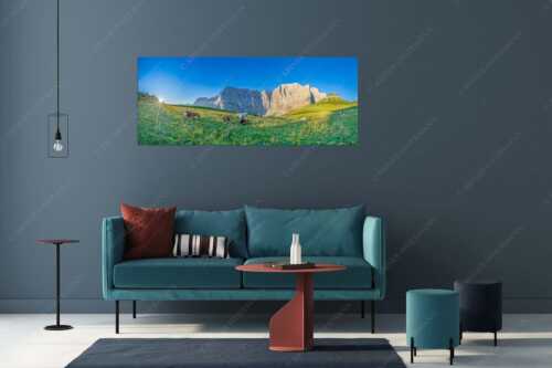 Jungvieh auf der Laliderer Hochlegeralm mit Spritzkar- und Dreizinkenspitze - Entspannter Morgen - Größe ca. 175x70cm, Seitenverhältnis 2,5:1 - Laliderer Hochlegeralm - weitere Infos unter https://www.kriner-weiermann.de