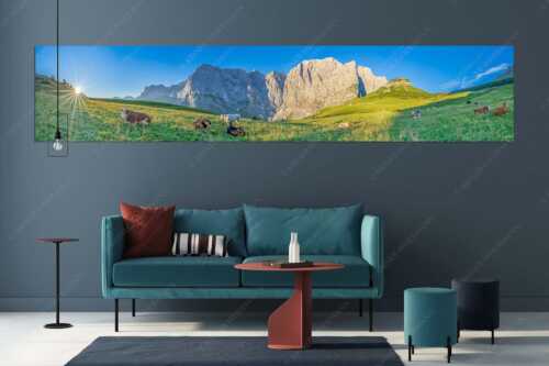 Jungvieh auf der Laliderer Hochlegeralm mit Spritzkar- und Dreizinkenspitze - Entspannter Morgen - Größe ca. 350x70cm, Seitenverhältnis 5:1 - Laliderer Hochlegeralm - weitere Infos unter https://www.kriner-weiermann.de