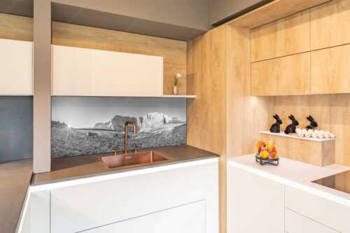 Jungvieh auf der Laliderer Hochlegeralm mit Spritzkar- und Dreizinkenspitze - Entspannter Morgen - Größe ca. 150x60cm, Seitenverhältnis 2,5:1 - Laliderer Hochlegeralm - weitere Infos unter https://www.kriner-weiermann.de